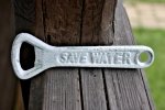 Otvírák na korunkové uzávěry DRINK BEER -SAVE WATER bílý